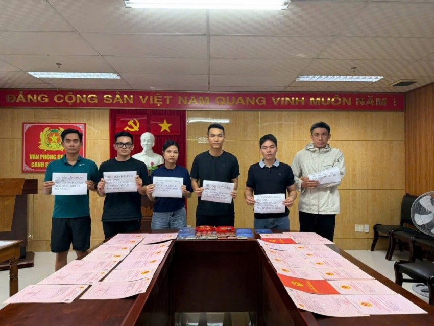 Nhóm đối tượng bị tạm giữ cùng tang vật