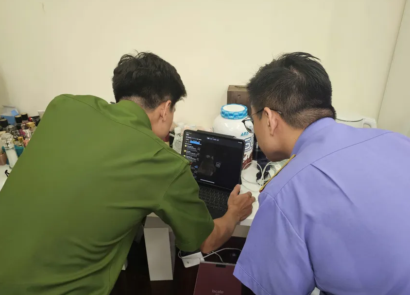 Công an TP.HCM thực hiện lệnh khám xét nơi ở của diễn viên Trương Ngọc Ánh.