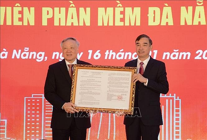 Phó Thủ tướng Thường trực Nguyễn Hòa Bình trao quyết định của Thủ tướng Chính phủ về mở rộng Khu công nghệ thông tin tập trung Công viên phần mềm Đà Nẵng số 2