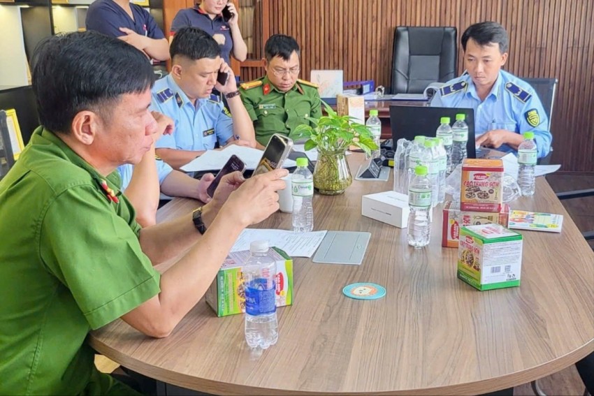 Lực lượng chức năng kiểm tra hộ kinh doanh C.A. T.