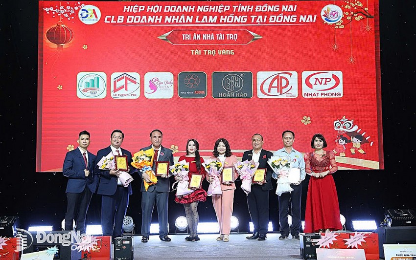 Tặng hoa tri ân các doanh nghiệp tài trợ sự kiện. Ảnh: Đ.Lê