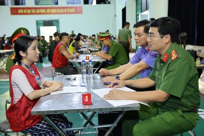 Cơ quan công an làm việc với đối tượng cầm đầu Sùng Thị Mải. Ảnh: Công an cung cấp
