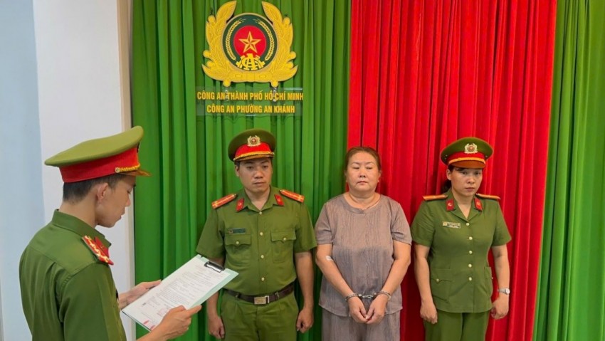 Cơ quan CSĐT Công an TP Hồ Chí Minh tống đạt các thủ tục tố tụng đối với Đỗ Hồng Trinh.