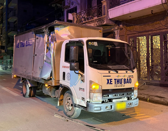 Ô tô tải gây tai nạn bị bỏ lại ở ngõ 785 Trương Định.