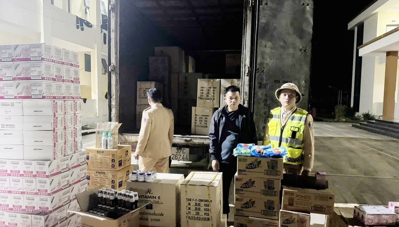 Số lượng lớn mỹ phẩm ngoại trên được phát hiện trên ô tô tải - Ảnh Công an Hà Tĩnh.