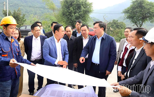 Chủ tịch UBND tỉnh Trần Duy Đông kiểm tra, tháo gỡ khó khăn Dự án chế biến rau quả thực phẩm, sản xuất bao bì, kho vận và kinh doanh cấu kiện thép tại xã Lạc Thuỷ.