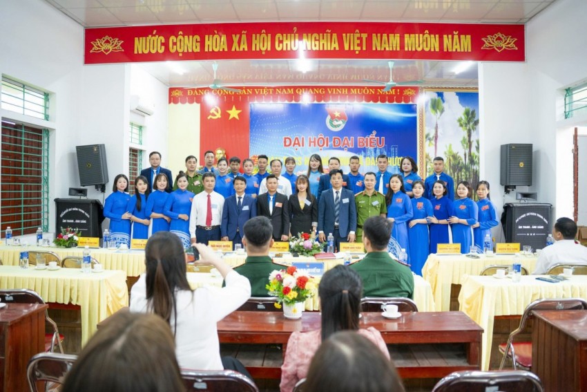 Các đại biểu chụp ảnh chúc mừng Đại hội.