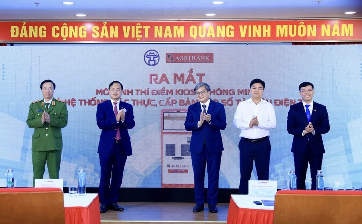 Hà Nội ra mắt Kiosk thông minh phục vụ thủ tục hành chính.