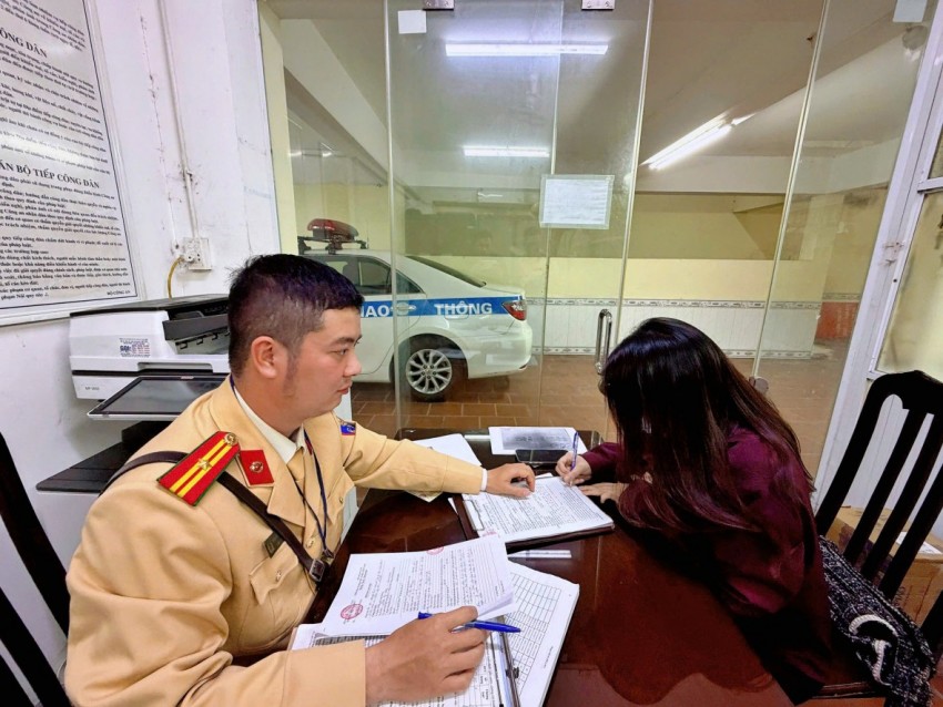 Nữ tài xế điều khiển xe VinFast tại cơ quan Công an chiều 3/11.