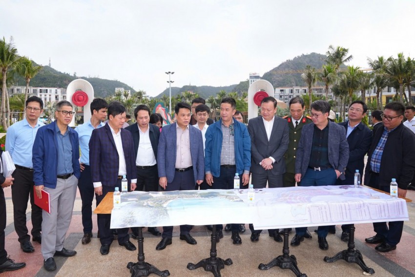 Chủ tịch UBND thành phố Lê Ngọc Châu kiểm tra tiến độ các dự án du lịch trọng điểm tại đặc khu Cát Hải. Ảnh CTTĐT TP Hải Phòng