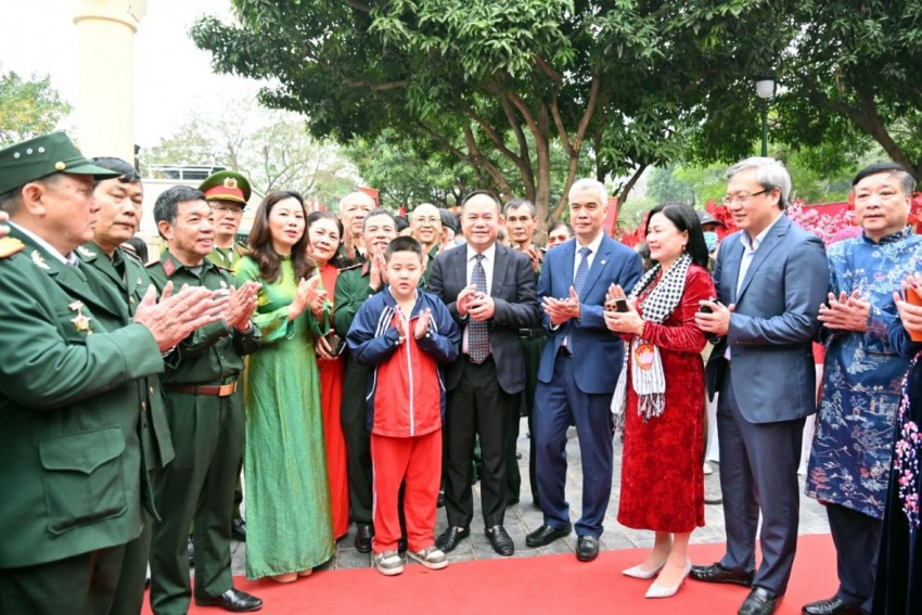 Trung tướng Nguyễn Thanh Tùng, Ủy viên Ban Thường vụ Thành ủy, Bí thư Đảng uỷ, Giám đốc CATP Hà Nội chung vui ngày hội 