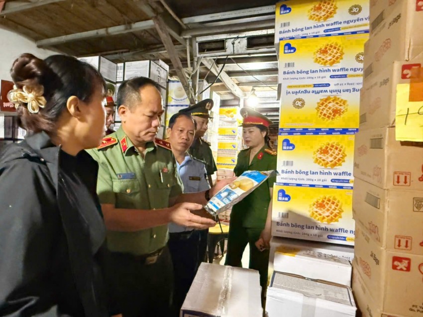Trung tướng Nguyễn Thanh Tùng kiểm tra và biểu dương việc chấp hành quy định của cơ sở kinh doanh do bà Tạ Thị Ngọc làm chủ