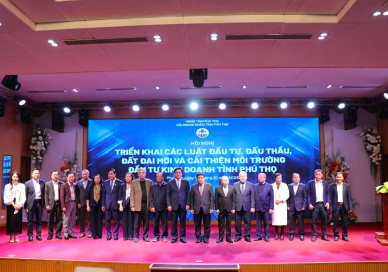 Phó Thủ tướng Nguyễn Chí Dũng chụp ảnh lưu niệm cùng các đại biểu.