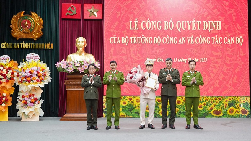 Các đồng chí trong Ban Thường vụ Đảng ủy, lãnh đạo Công an tỉnh tặng hoa chúc mừng Thượng tá Trịnh Văn Giang