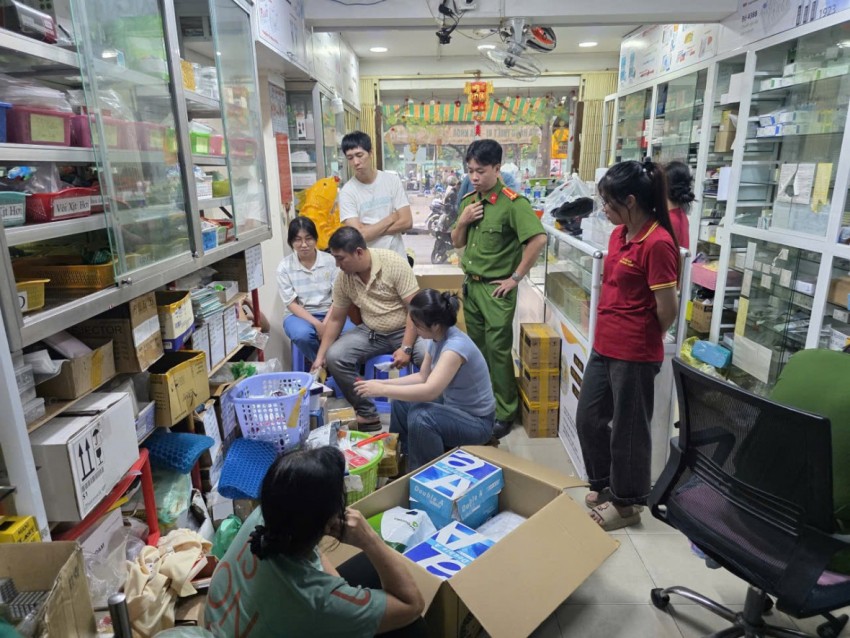 Cơ quan chức năng khám xét cửa hàng -