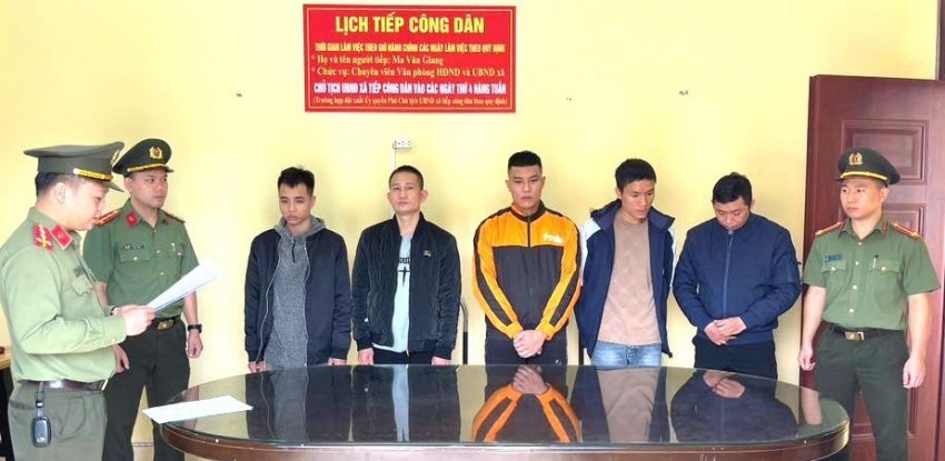 Các đối tượng tại cơ quan công an. Ảnh: CAT