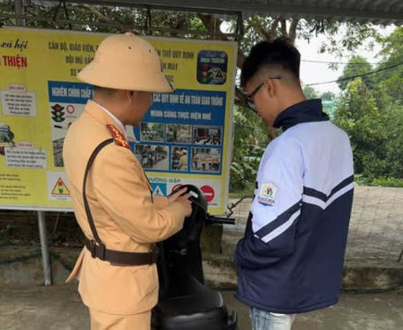 CSGT đồng loạt kiểm tra, xử lý chuyên đề vi phạm an toàn giao thông học sinh và phụ huynh