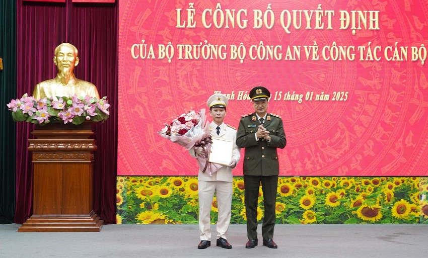 Thừa ủy quyền, Thiếu tướng Trần Phú Hà, Giám đốc Công an tỉnh Thanh Hóa trao Quyết định và tặng hoa chúc mừng Thượng tá Trịnh Văn Giang