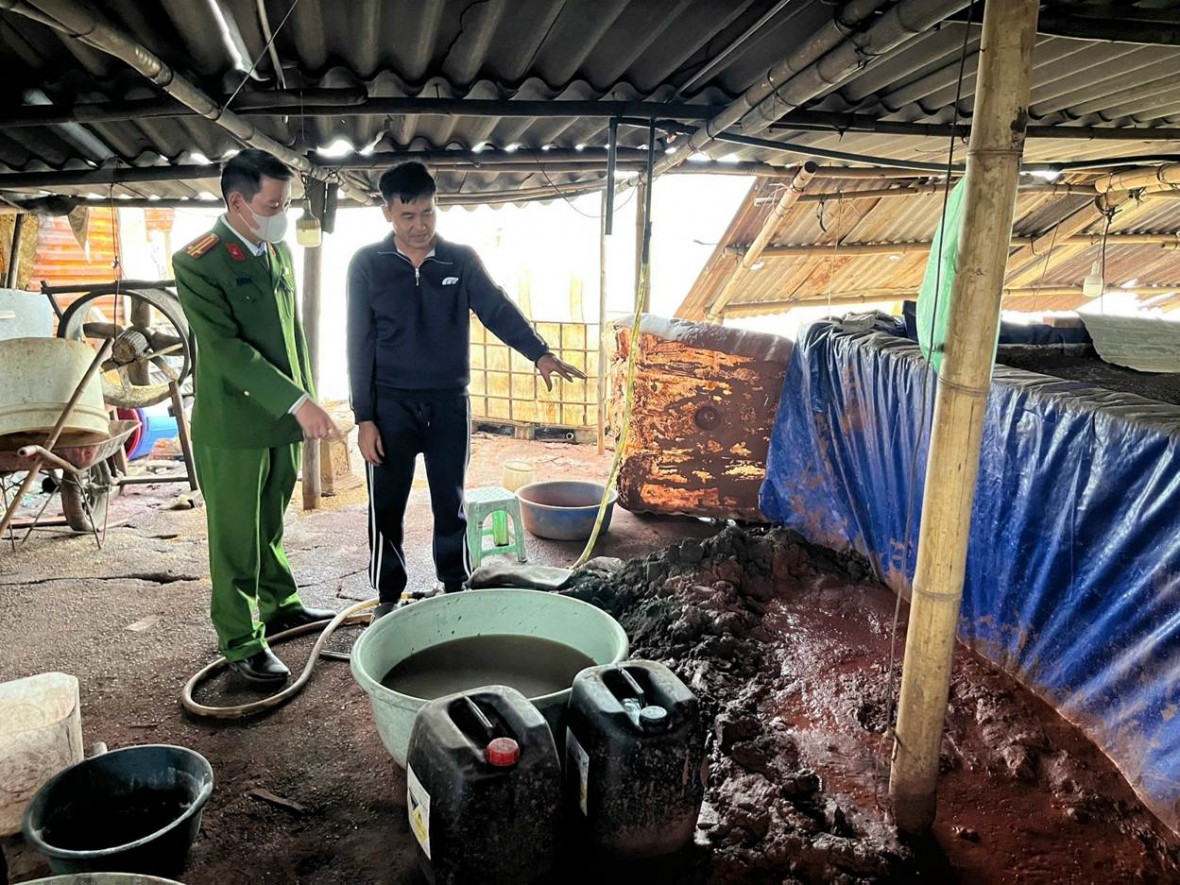 Công an làm việc với các chủ xưởng có hành vi xả chất thải nguy hại ra ven sông Đuống.