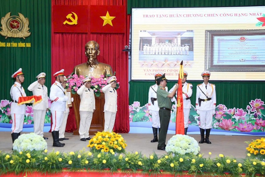 Thừa ủy quyền của lãnh đạo Đảng, Nhà nước, Thiếu tướng Đặng Hồng Đức, Ủy viên Đảng ủy Công an Trung ương, Thứ trưởng Bộ Công an đã trao