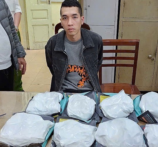 Đối tượng Trần Bá Đạt và tang vật thu giữ.