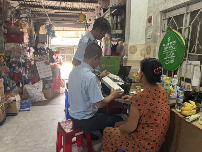 Lực lượng chức năng tiến hành kiểm tra các cơ sở kinh doanh thuốc lá. (Ảnh: Chi cục QLTT tỉnh Quảng Ngãi)