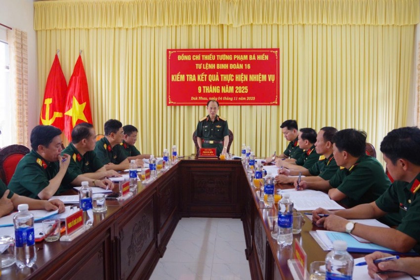 Thiếu tướng Phạm Bá Hiền, Tư lệnh Binh đoàn 16, kết luận kiểm tra toàn diện kết quả thực hiện nhiệm vụ 9 tháng năm 2025 tại Trung đoàn 719.