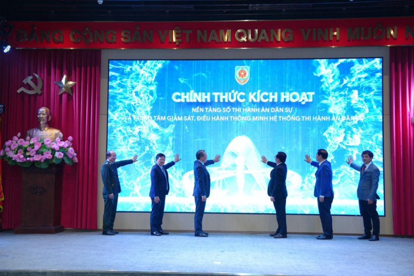 Phó Thủ tướng Hồ Quốc Dũng (thứ 3 từ phải sang) cùng các đại biểu thực hiện nghi thức kích hoạt Nền tảng số thi hành án dân sự. (ảnh trong bài: Phương Mai).