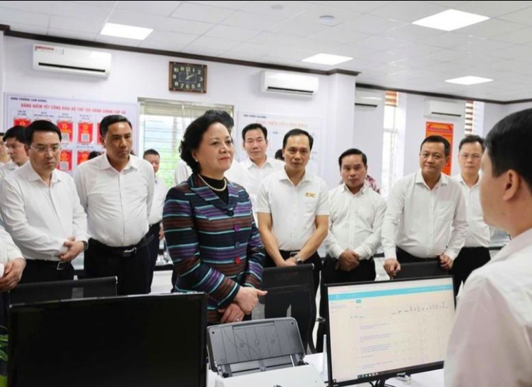 Phó Thủ tướng Phạm Thị Thanh Trà kiểm tra hoạt động của Trung tâm Phục vụ hành chính công phường Cam Đường, tỉnh Lào Cai - Ảnh: VGP/Thu Giang