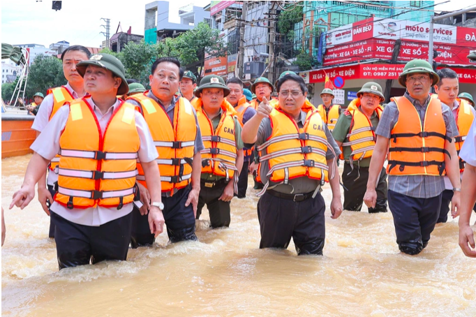 Thủ tướng Phạm Minh Chính tới Thái Nguyên thăm hỏi người dân, chỉ đạo khắc phục hậu quả mưa lũ (Ảnh: VGP).