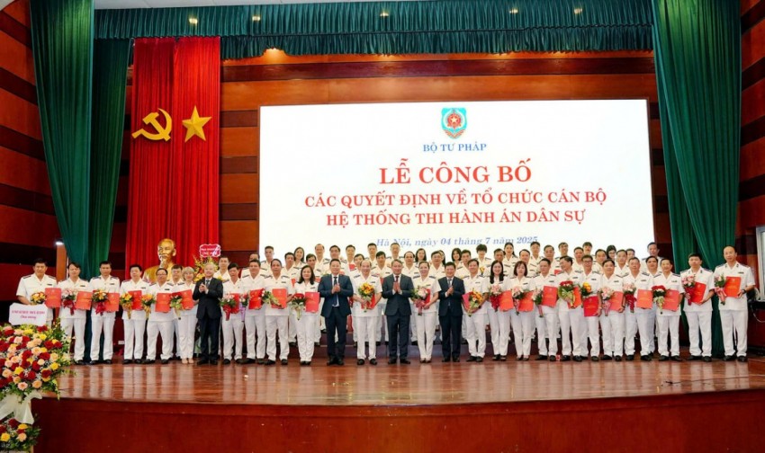 Bộ trưởng Bộ Tư pháp Nguyễn Hải Ninh, các Thứ trưởng Mai Lương Khôi, Nguyễn Thanh Ngọc, Phó Bí thư chuyên trách Đảng ủy Bộ Tư pháp Nguyễn Quang Thái và các trưởng THADS các tỉnh, thành phố tại Lễ công bố quyết định về tổ chức cán bộ hệ thống THADS.