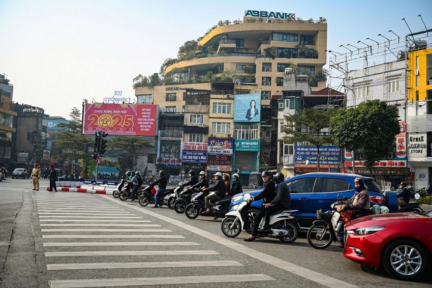 Người tham gia giao thông dừng chờ đèn đỏ đúng vạch kẻ đường, tạo hình ảnh đẹp