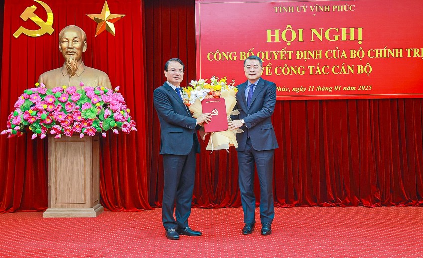 Đồng chí Lê Minh Hưng, Ủy viên Bộ Chính trị, Bí thư Trung ương Đảng, Trưởng Ban Tổ chức Trung ương trao Quyết định của Bộ Chính trị cho đồng chí Đặng Xuân Phong, Bí thư Tỉnh ủy Vĩnh Phúc nhiệm kỳ 2020 - 2025.
