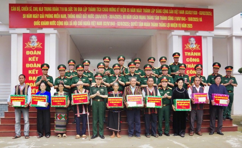 đoàn 16 tặng quà cho các già làng, các gia đình chính sách trên địa bàn đóng quân