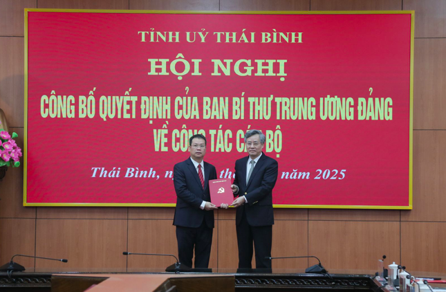 Phó Trưởng ban Tổ chức Trung ương Nguyễn Quang Dương trao Quyết định của Ban Bí thư Trung ương Đảng cho ông Nguyễn Mạnh Hùng.