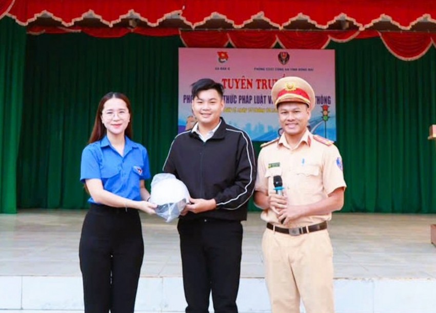 Thông qua hoạt động tuyên truyền, Phòng CSGT mong muốn góp phần nâng cao nhận thức, ý thức chấp hành pháp luật về trật tự, an toàn giao thông cho học sinh.
