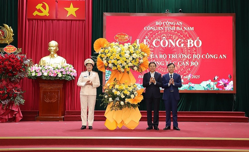 Đại diện lãnh đạo tỉnh Hà Nam tặng hoa chúc mừng Thượng tá Đỗ Thị Thu Hiền - Phó Giám đốc Công an tỉnh