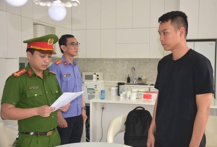 Công an thành phố Đà Nẵng tống đạt các quyết định đối với Huỳnh Đức Vân.