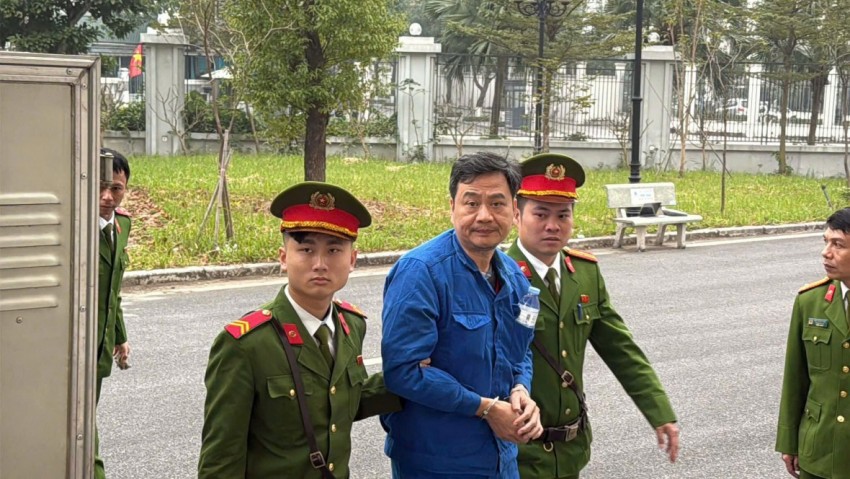 Theo nội dung truy tố,  Tổng Công ty Xi măng Việt Nam là doanh nghiệp Nhà nước. Do vậy, toàn bộ hoạt động sản xuất kinh doanh, đầu tư của Tổng công ty phải tuân thủ các quy định của pháp luật hiện hành nhằm bảo toàn vốn Nhà nước.