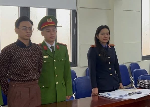 Cơ quan chức năng tống đạt quyết định khởi tố. 
