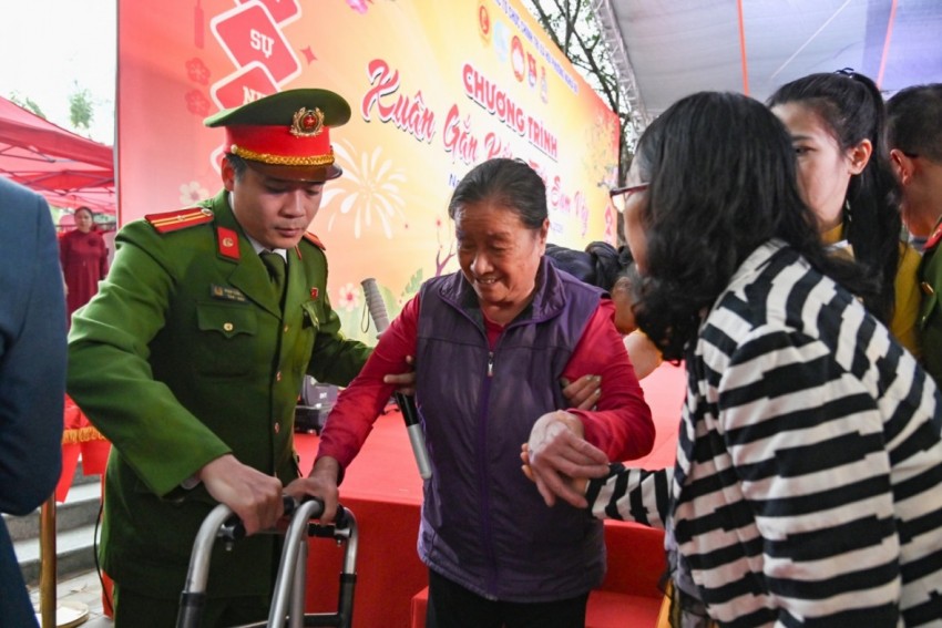 Hình ảnh ấm tình quân dân để 
