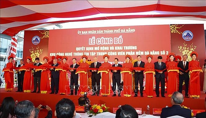 Phó Thủ tướng Thường trực Chính phủ Nguyễn Hòa Bình cắt băng khai trương Khu công nghệ thông tin tập trung Công viên phần mềm Đà Nẵng số 2