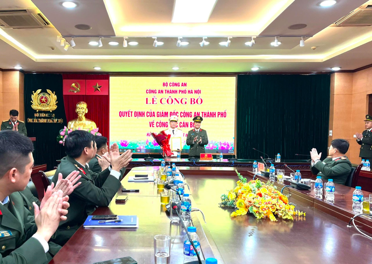 Đại tá Nguyễn Ngọc Quyền, Phó Bí thư Đảng ủy, Phó Giám đốc Công an TP Hà Nội trao quyết định cho Thượng tá Nguyễn Hồng Sơn. Ảnh: CAHN.