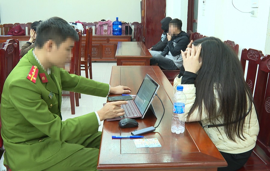 Các đối tượng liên quan về hqành vi mua bán dâm tại cơ quan Công an. (Ảnh: CATH)