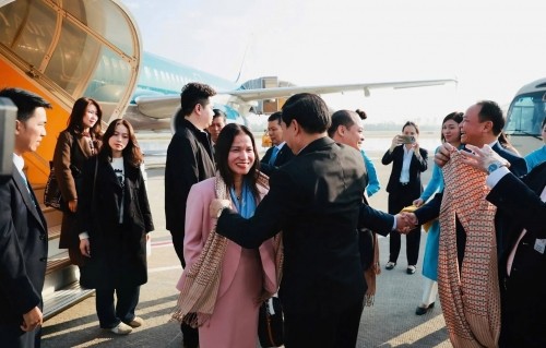 Lãnh đạo các Sở, ban, ngành đón tiếp những hành khách đầu tiên đến Cảng HKQT Vinh.
