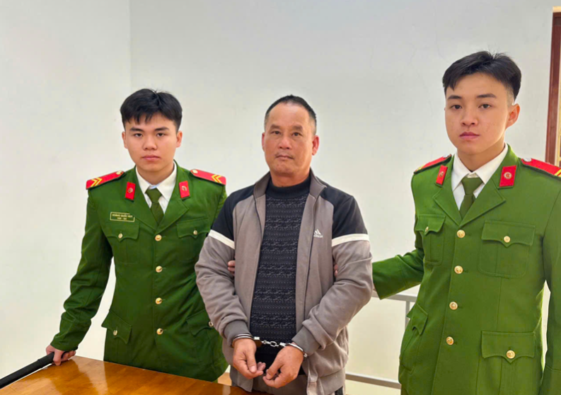 Đối tượng Đoàn Văn Sáng (áo xám) tại Cơ quan Công an.