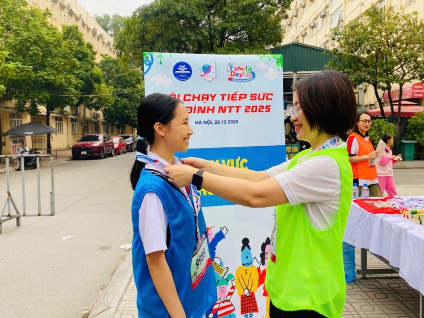 Em Lan Uyên (học sinh lớp 9) hạnh phúc nở nụ cười khi được trao