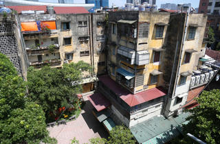 Hanoi may gain power to demolish unsafe apartments