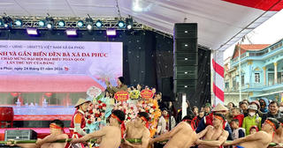 Hanoi’s bamboo tug-of-war brings warmth to winter days