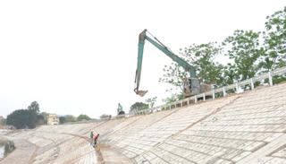 Hanoi plans multi-purpose upgrades to flood control dikes